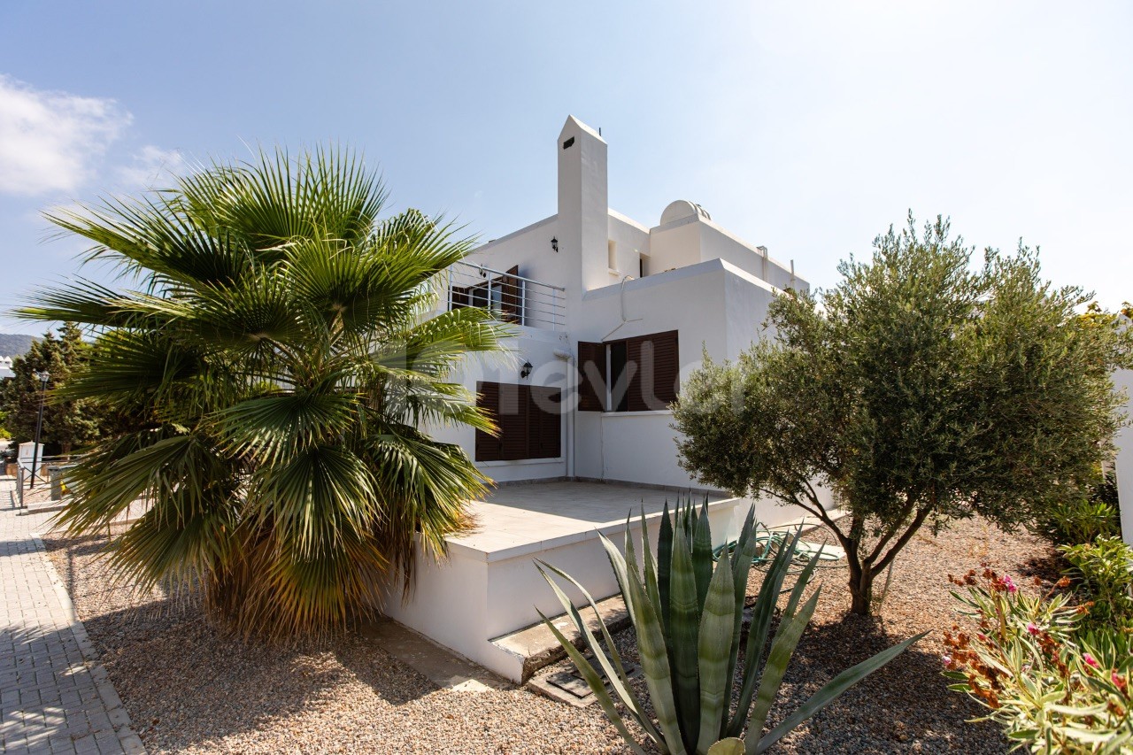 GERÄUMIGE HELLE VILLA MIT PRIVATEM GARTEN MIT MEER- UND BERGBLICK 5 MINUTEN VOM STRAND ENTFERNT