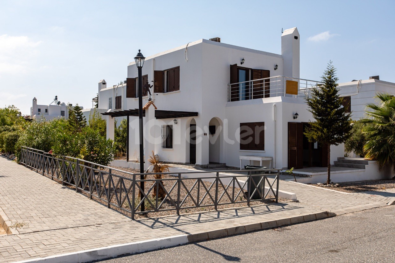 GERÄUMIGE HELLE VILLA MIT PRIVATEM GARTEN MIT MEER- UND BERGBLICK 5 MINUTEN VOM STRAND ENTFERNT