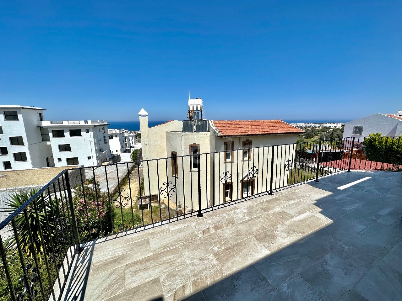 Geräumiges Apartment mit 3 Schlafzimmern und Meerblick