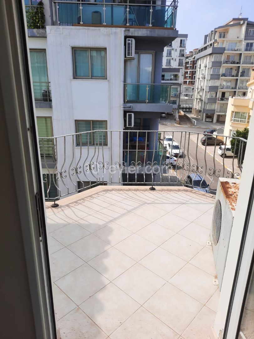 Girne Merkezde Satılık Geniş 2+1 daire