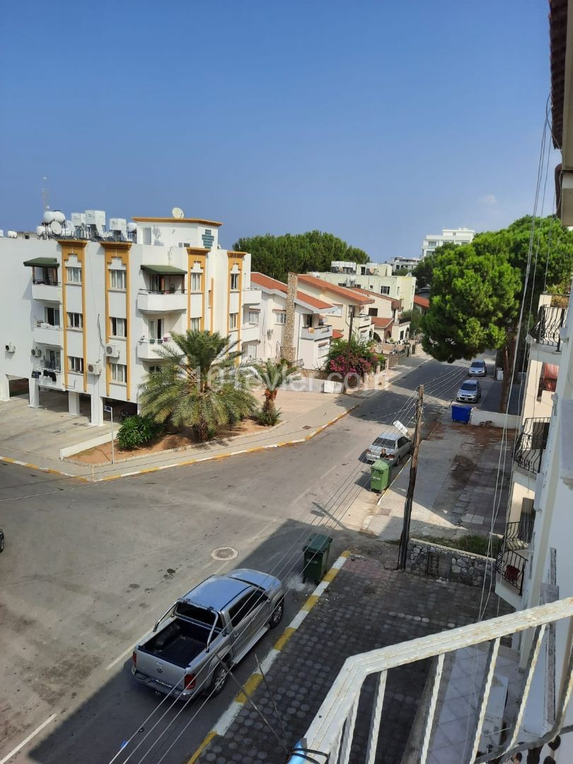 Girne Merkezde Satılık Geniş 2+1 daire