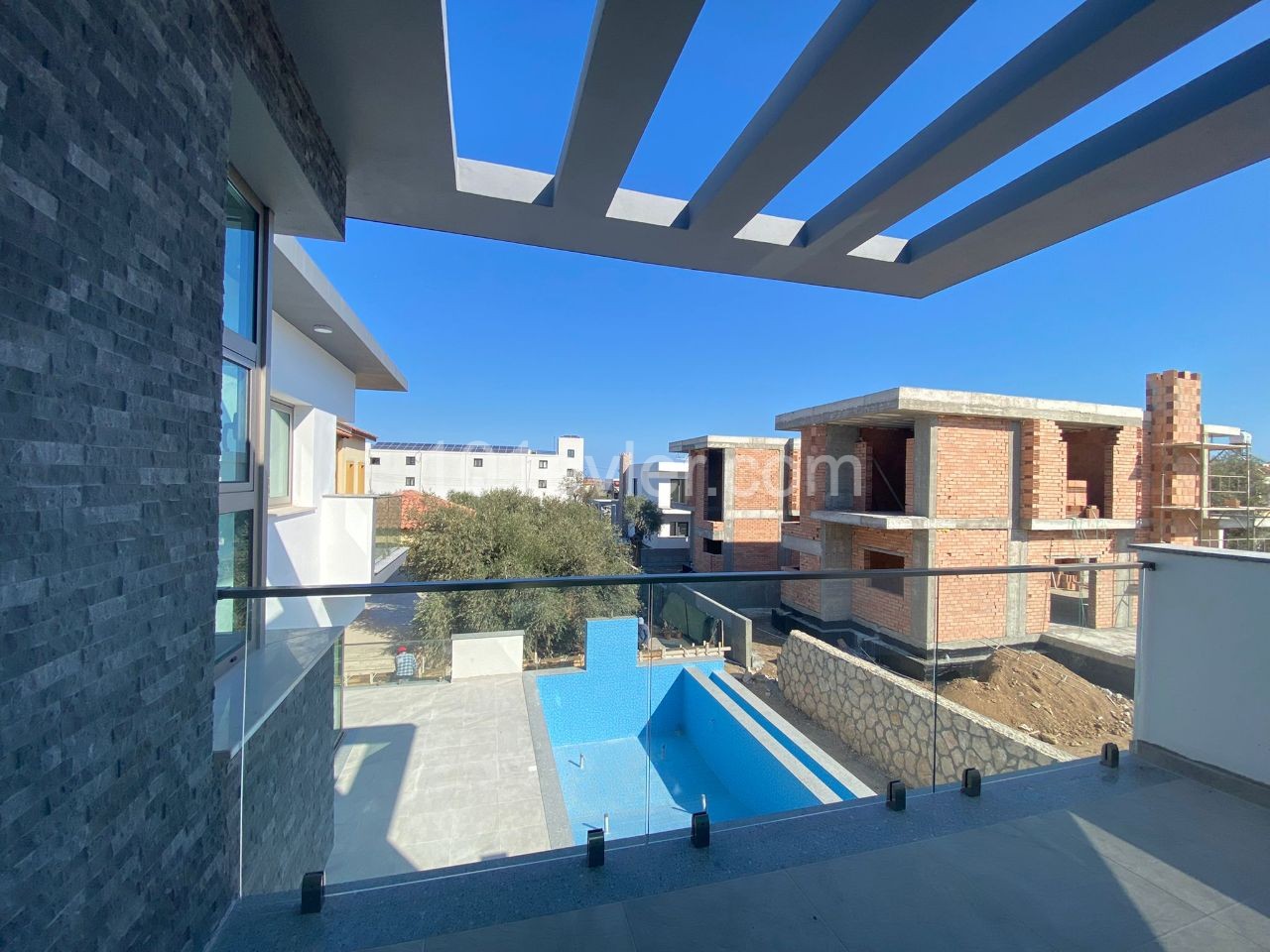 Kıbrıs Girne Çatalköy Satılık Havuzlu Modern  Villa