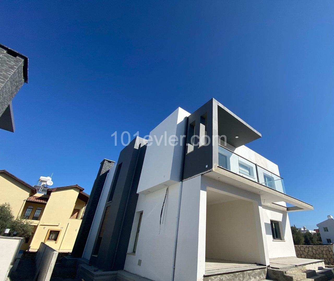 Kıbrıs Girne Çatalköy Satılık Havuzlu Modern  Villa