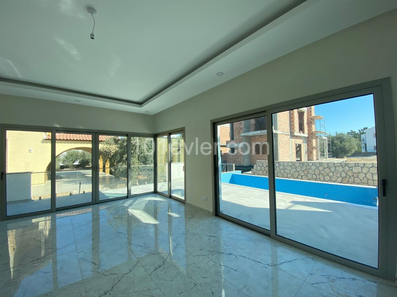 Kıbrıs Girne Çatalköy Satılık Havuzlu Modern  Villa