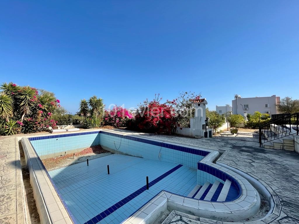 4+1 Villa Zum Verkauf Mit Großem Garten Mit Pool In Zypern Kyrenia Ozanköy ** 