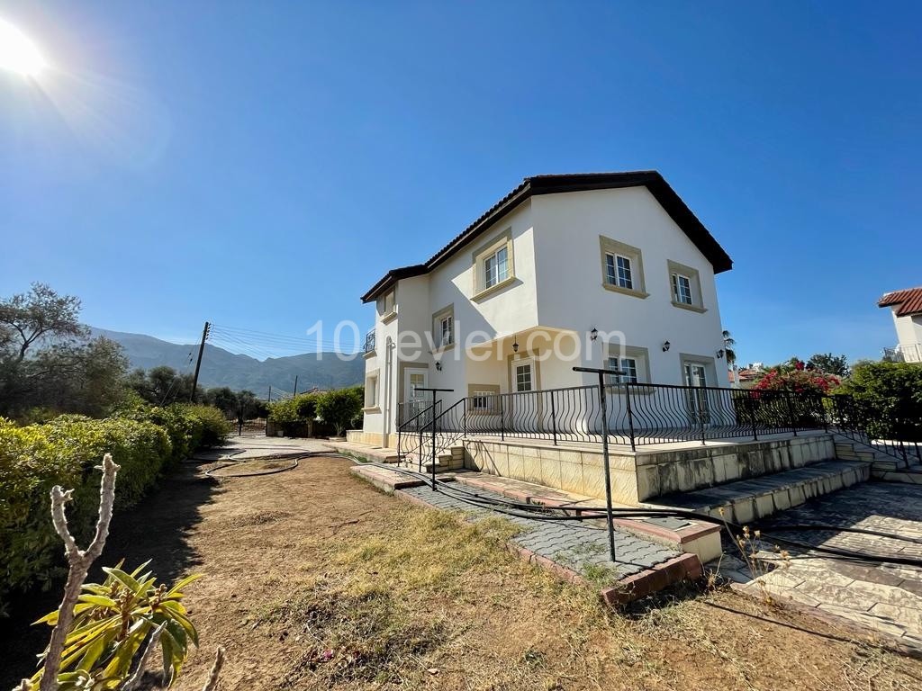 4+1 Villa Zum Verkauf Mit Großem Garten Mit Pool In Zypern Kyrenia Ozanköy ** 