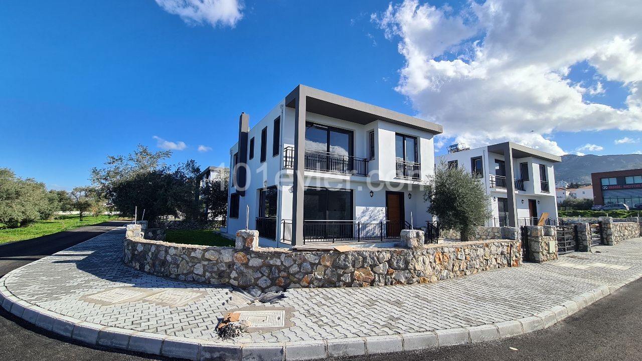 Kıbrıs Girne Çatalköy'de Satılık Modern Villa