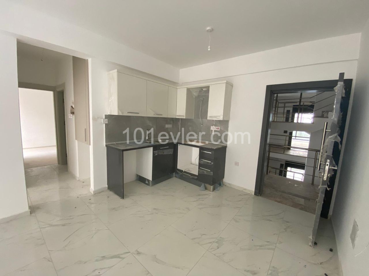 Cyprus Kyrenia Merkez 2+1 Flat for Rent with Commercial Permit ** 