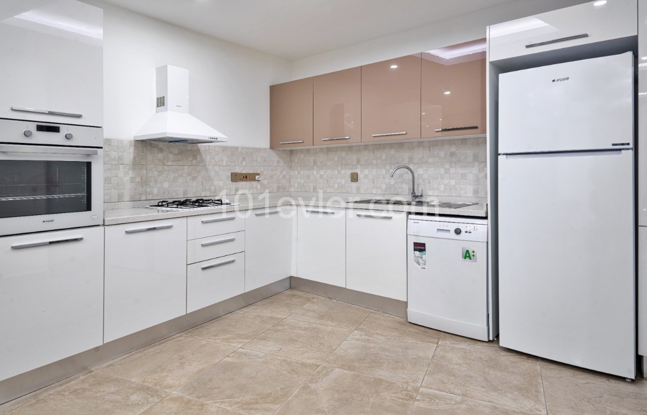 LUXUS 2 + 1 PENTHOUSE ZU VERMIETEN IN KYRENIA ZENTRUM ** 