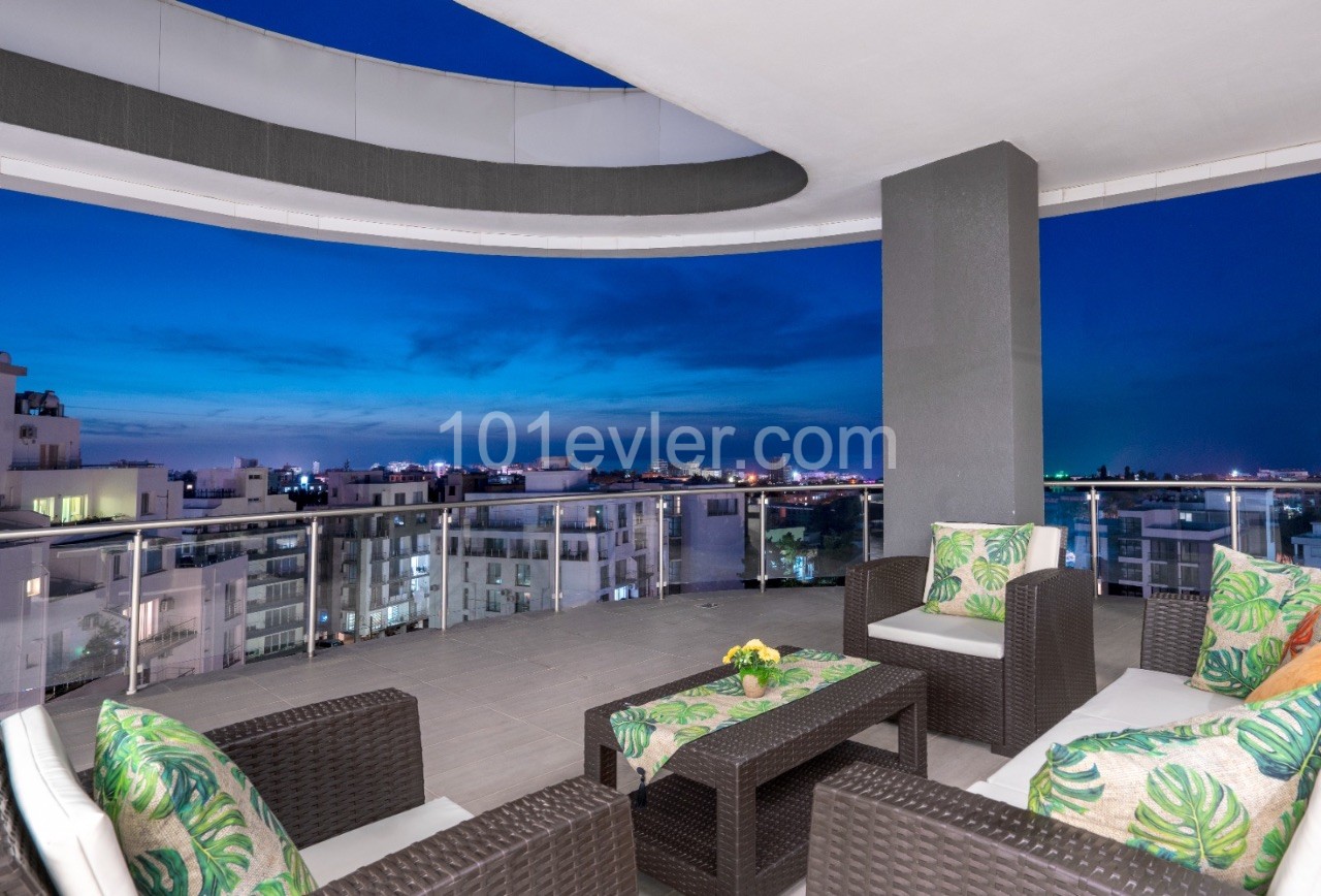 LUXUS 2 + 1 PENTHOUSE ZU VERMIETEN IN KYRENIA ZENTRUM ** 