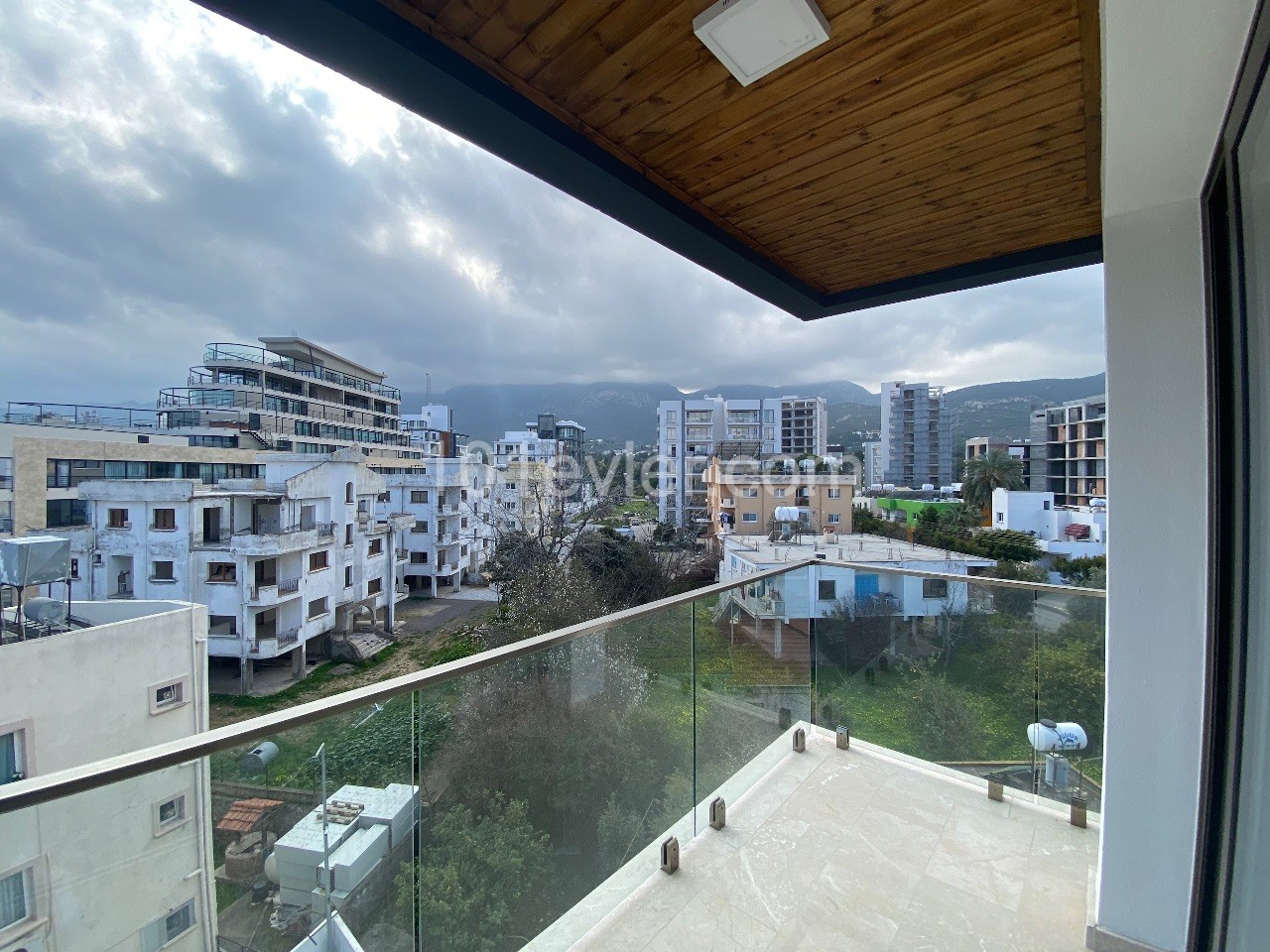 Girne merkezde satılık 3+1 penthouse