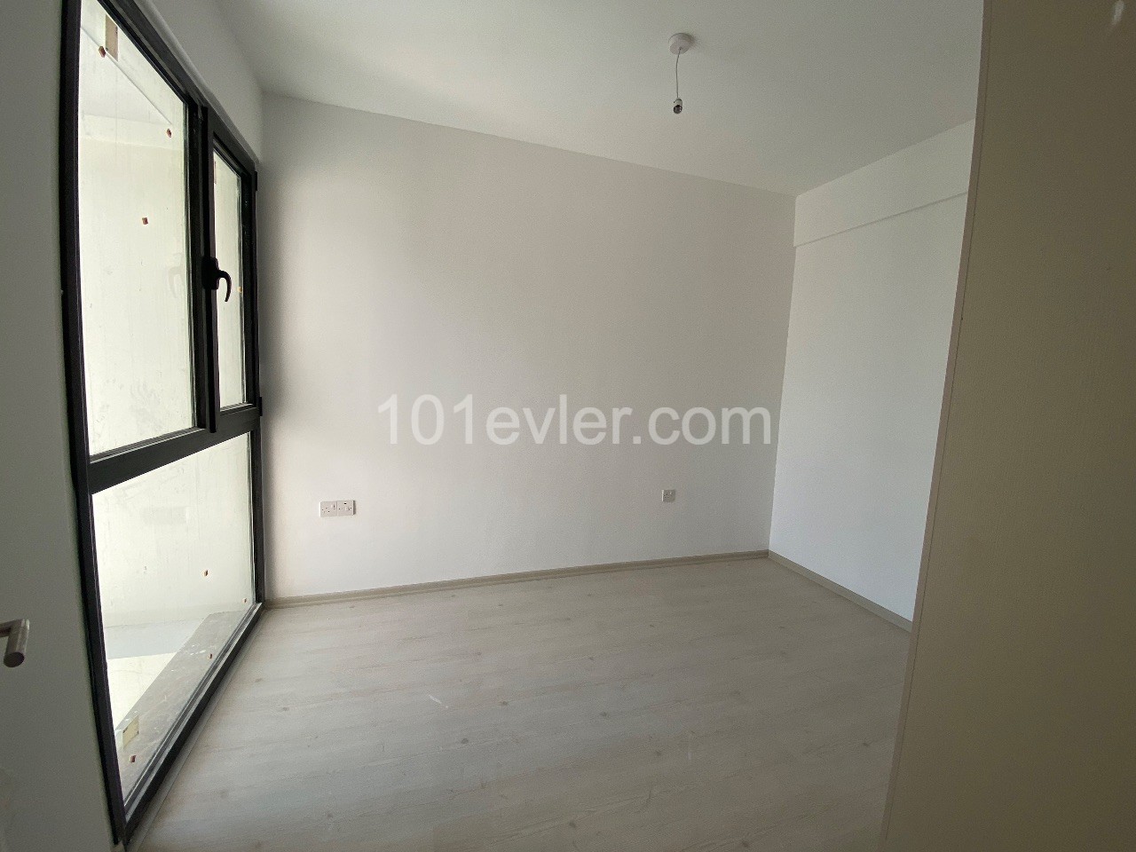 2+1 FLAT FOR SALE IN KYRENIA CENTER WITH COMMERCIAL PERMIT ** 