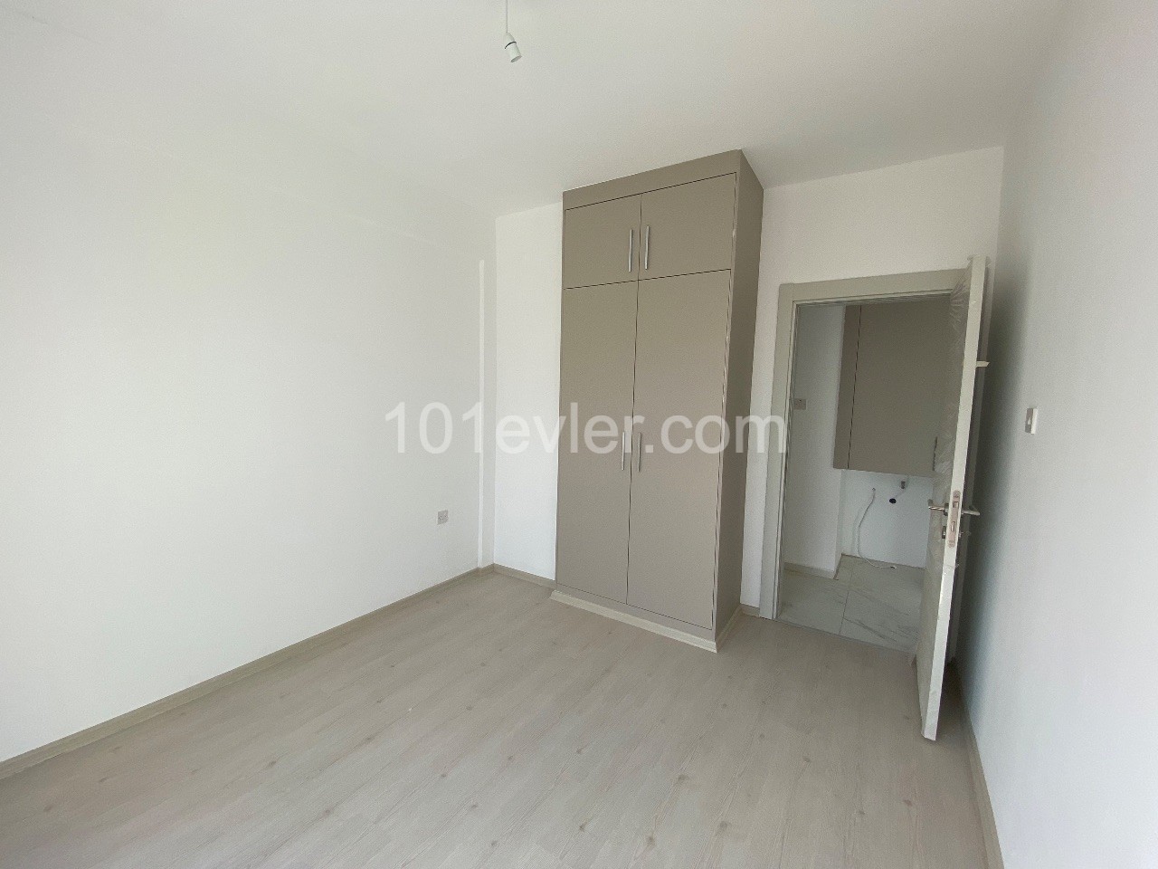 2+1 FLAT FOR SALE IN KYRENIA CENTER WITH COMMERCIAL PERMIT ** 