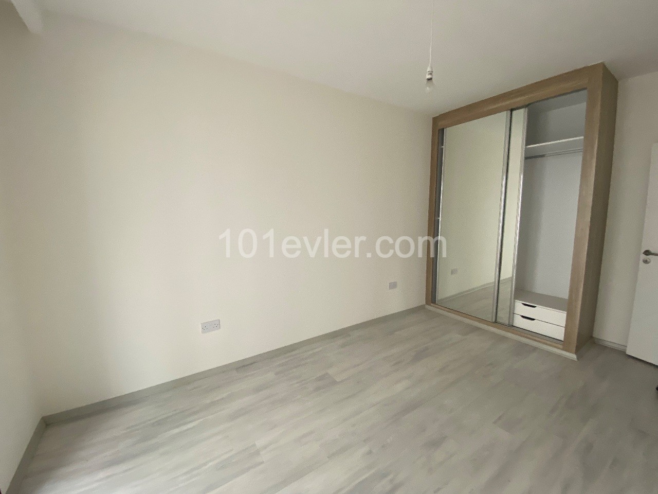 GİRNE MERKEZ ‘DE SATILIK 2+1 DAİRE