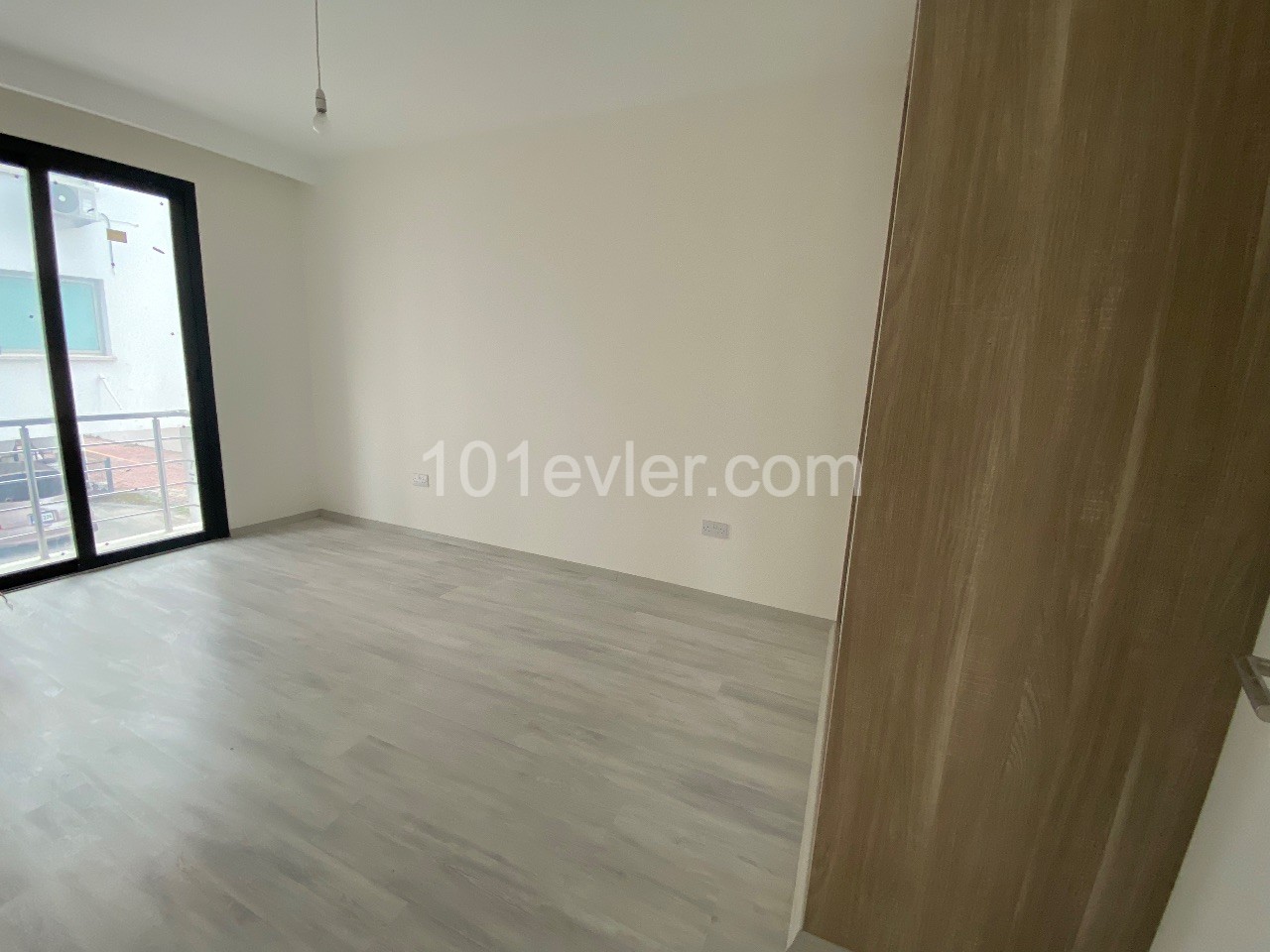 GİRNE MERKEZ ‘DE SATILIK 2+1 DAİRE