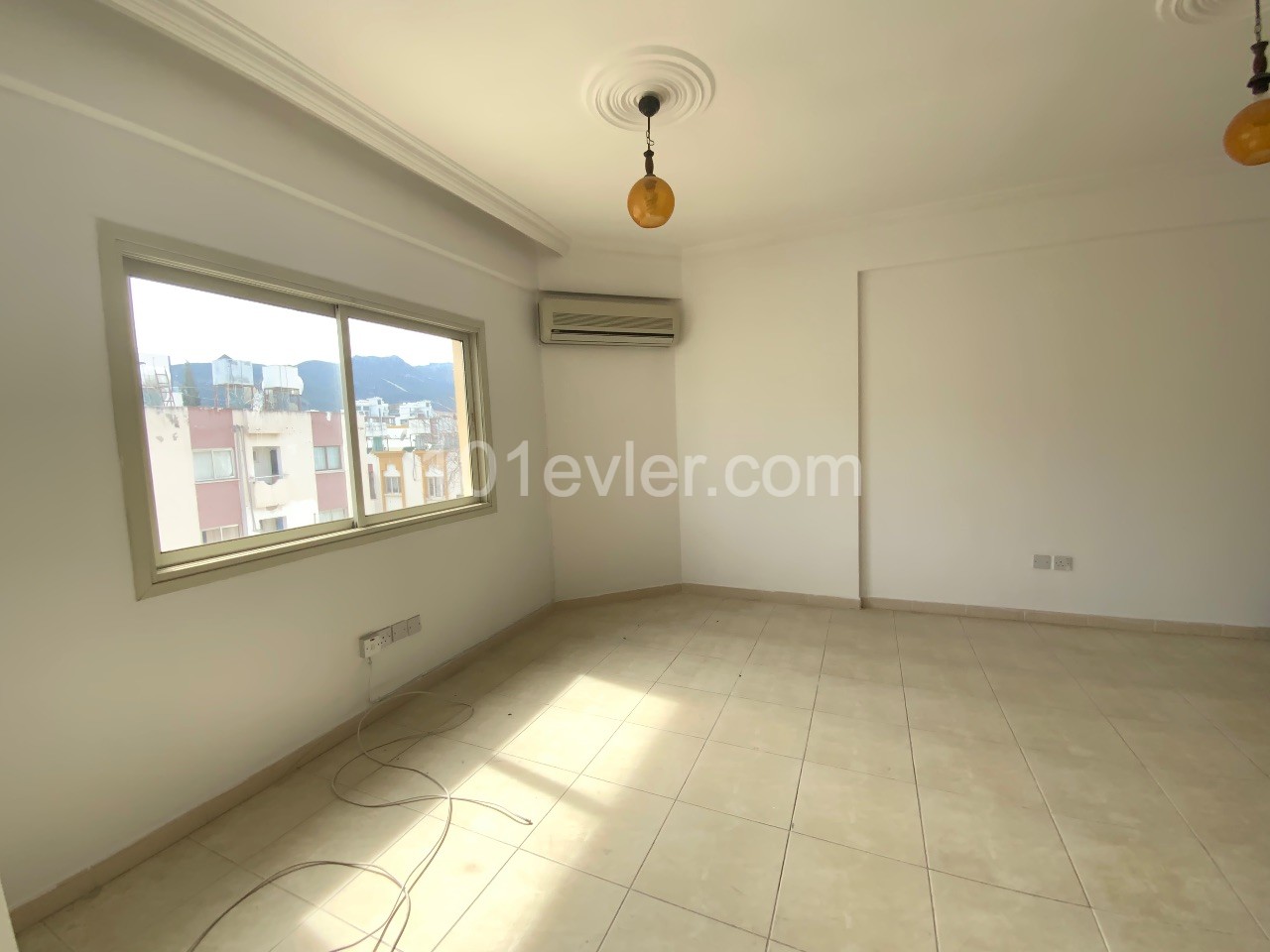 3+1 квартира с турецким початком для продажи в центре Кирении, Кипр ** 