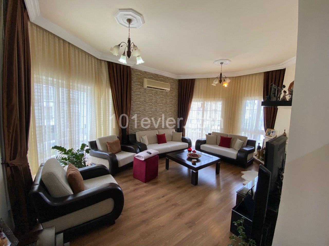 GİRNE MERKEZ'DE SATILIK 3+1 EŞYALI DAİRE