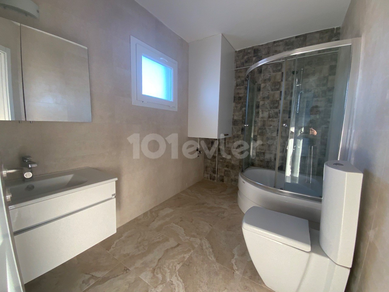 2+1 Wohnung mit Pool mit Meer-und Bergblick zum Verkauf in Kyrenia Zentrum von Zypern ** 