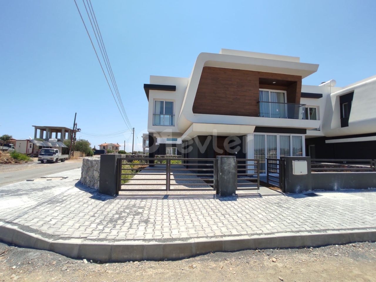 Kıbrıs Girne Karşıyaka'da Satılık 3+1 Modern Villa