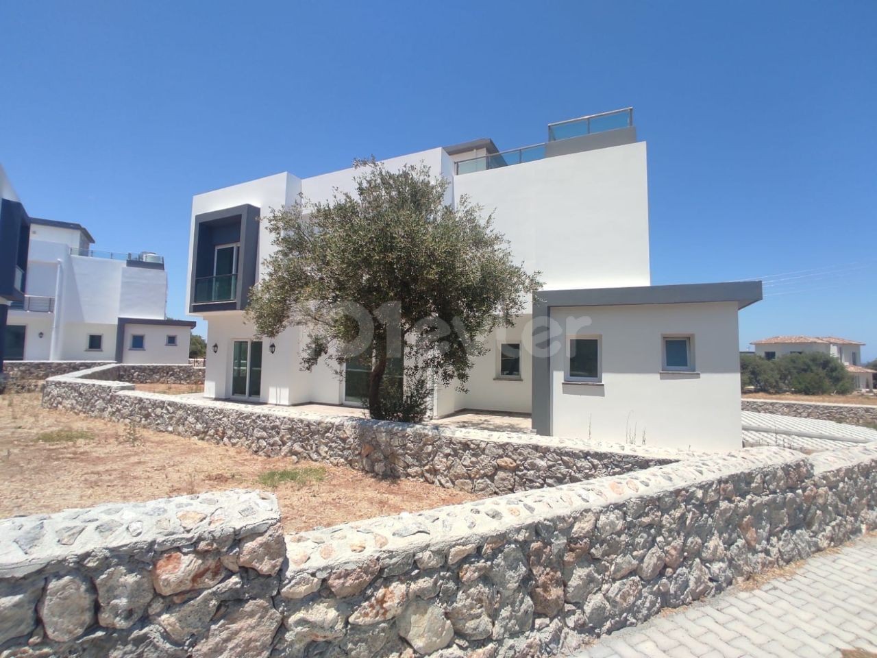 Girne Ozanköyde Dağ Ve Deniz Manzaralı Satılık 3+1 Türk Koçanlı Villa