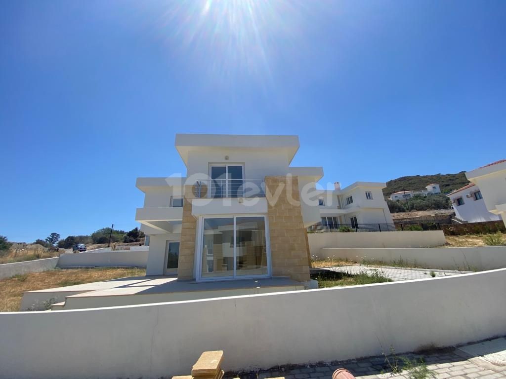 Girne Yeşiltepe'de Satılık 3+1 Muhteşem Dağ Ve Deniz Manzaralı Villa