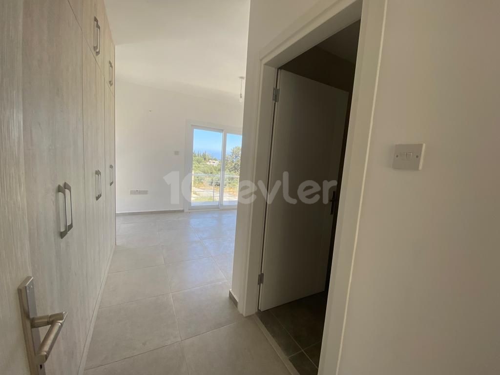 Girne Yeşiltepe'de Satılık 3+1 Muhteşem Dağ Ve Deniz Manzaralı Villa