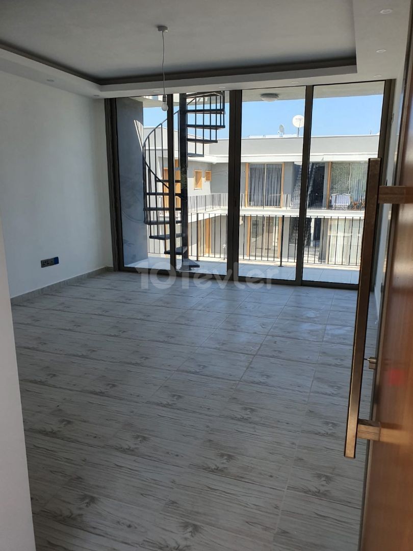 ALSANCAK'DA ORTAK HAVUZLU TERASLI 1+1 DAİRE