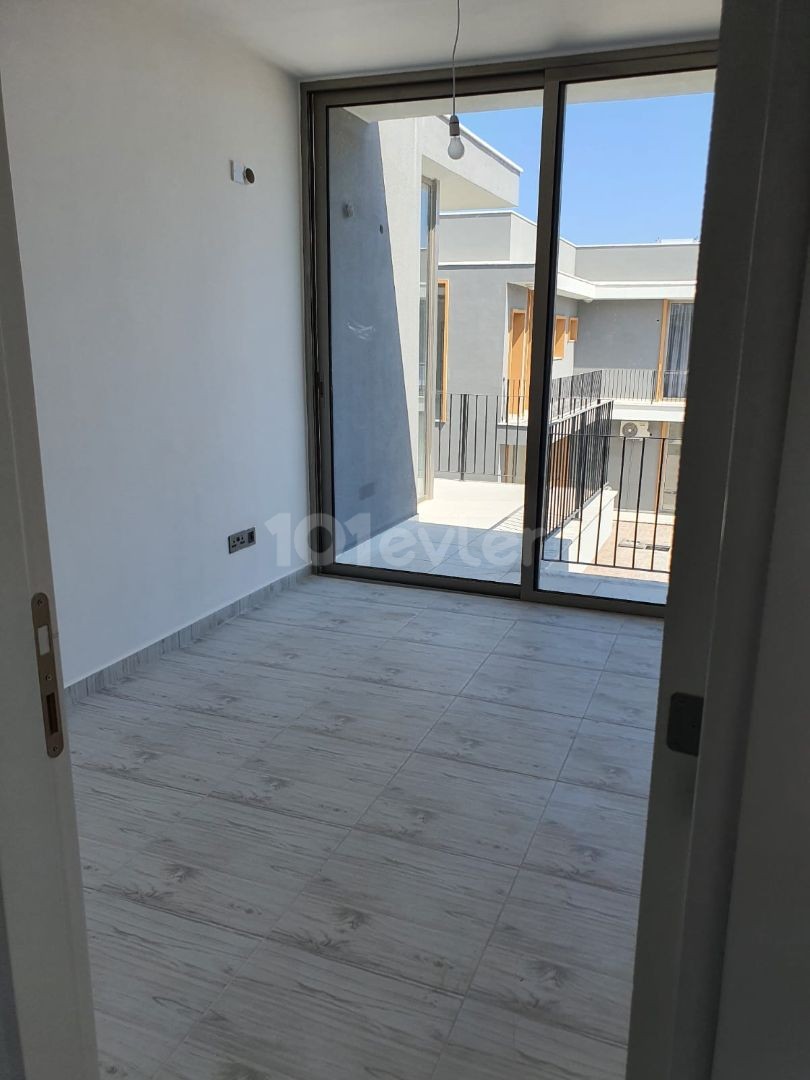 1+1 APARTMENT MIT TERRASSE MIT GEMEINSCHAFTSPOOL IN ALSANCAK ** 