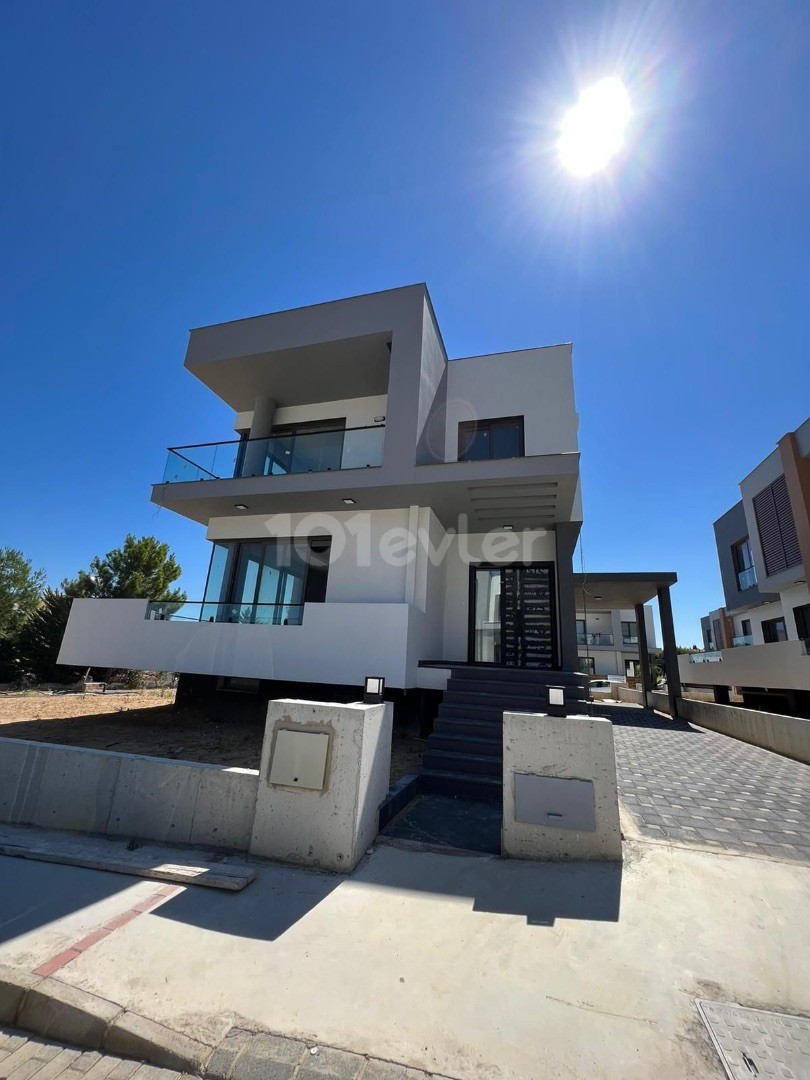 Kıbrıs Girne Edremit Kapanmaz Deniz Manzaralı Satılık Modern 3+1 Villa