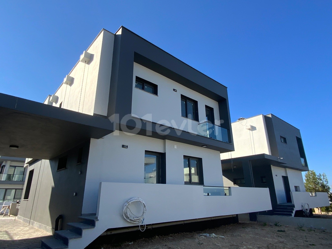 Kıbrıs Girne Edremit İndirimli Fiyat Satılık Lüx  3+1 Villa