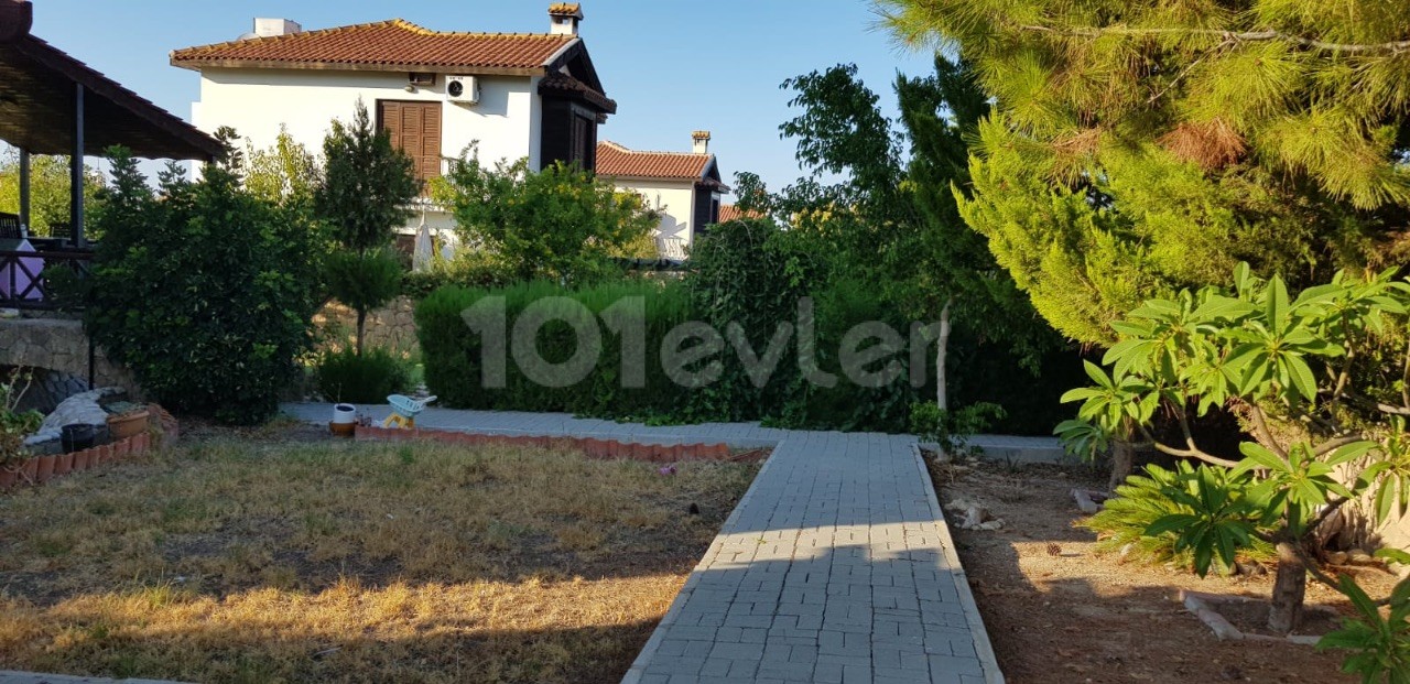 Kıbrıs Girne Çatalköy Kiralık 4+1 Havuzlu Villa