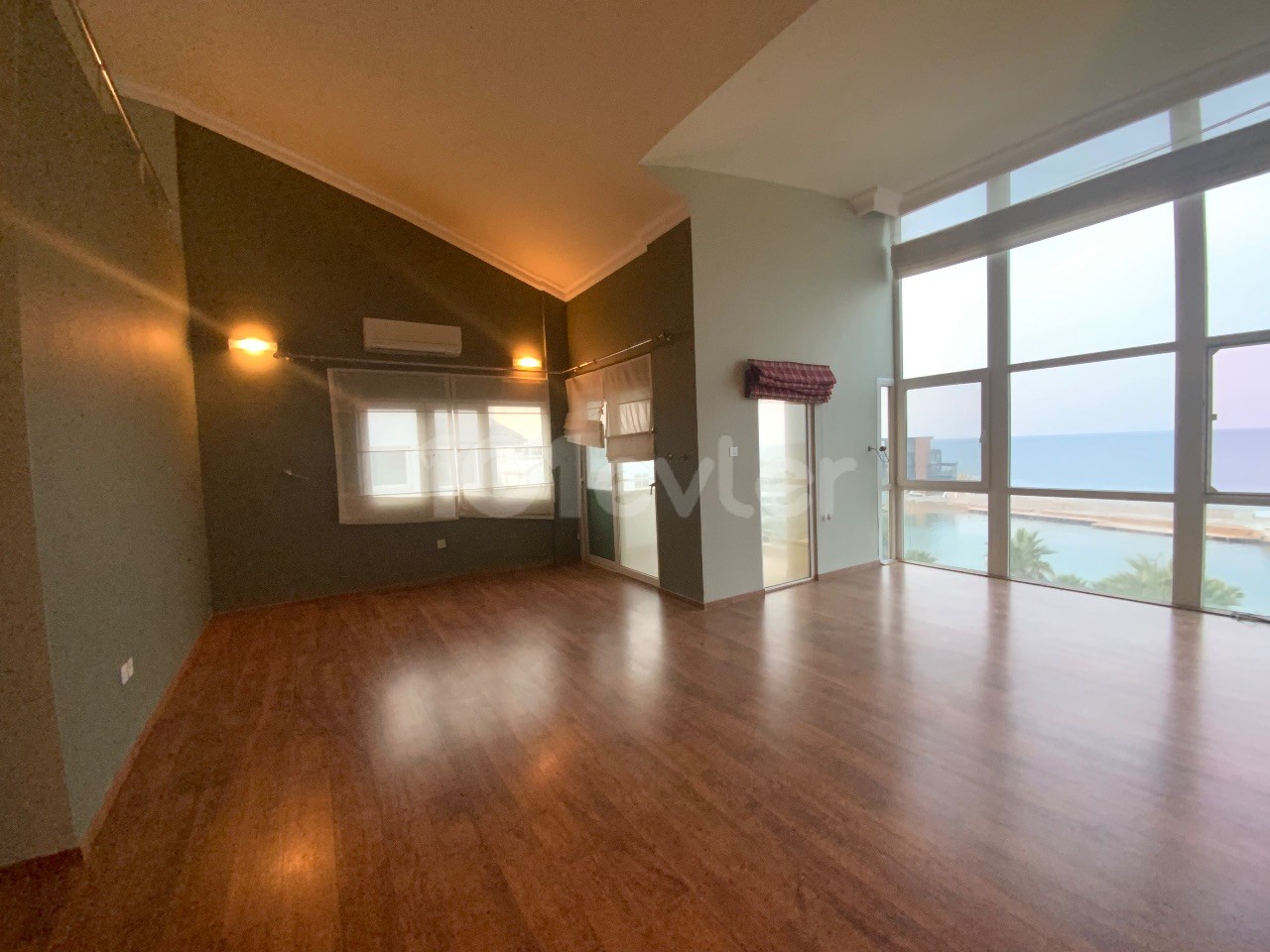 Kıbrıs Girne Denize Sıfır Satılık 3+1 Penthouse