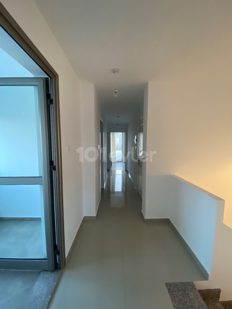 Kıbrıs Girne Merkez Satılık Deniz Manzaralı 3+1 Penthouse 