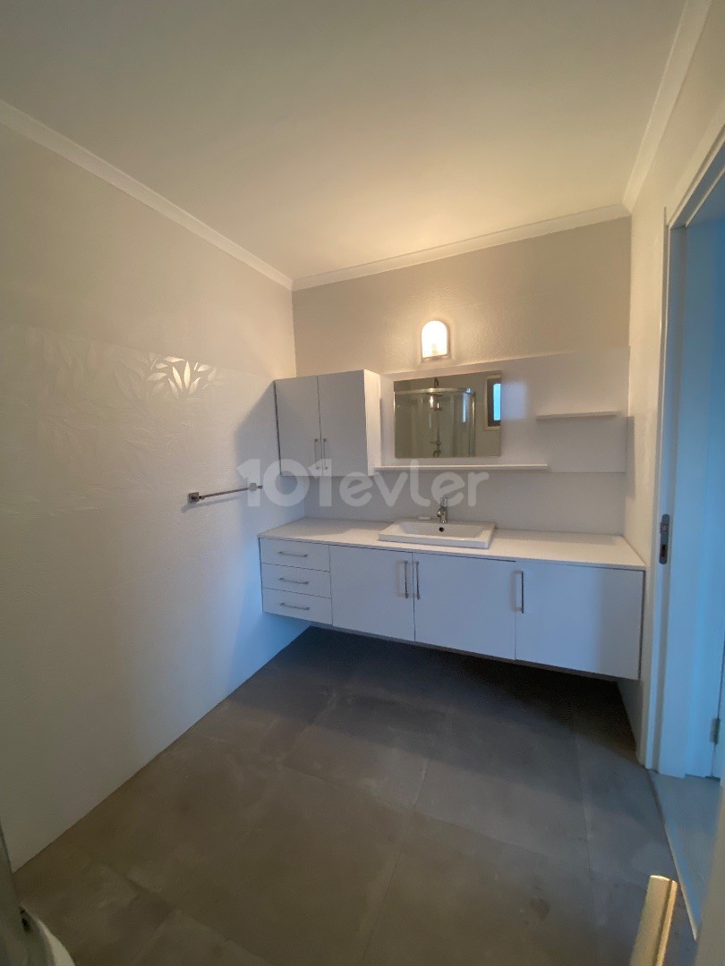 Kıbrıs Girne Merkez Satılık Deniz Manzaralı 3+1 Penthouse 