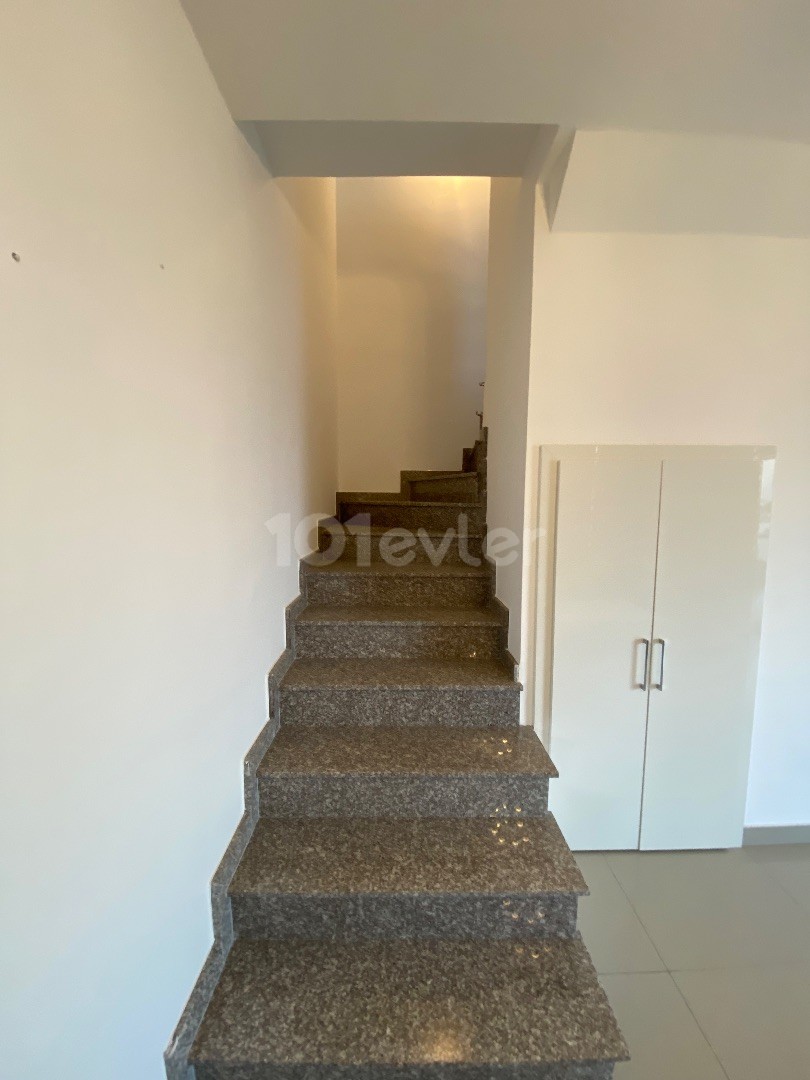 Kıbrıs Girne Merkez Satılık Deniz Manzaralı 3+1 Penthouse 