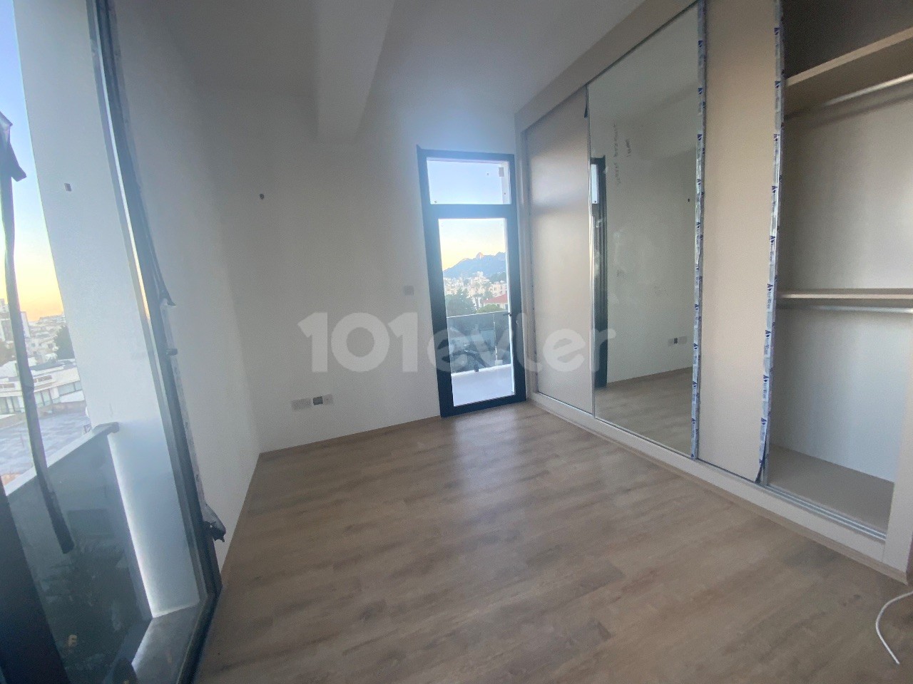 Kıbrıs Girne Merkez Satılık Sıfır Deniz Manzaralı 3+1 Daire ve Penthouse 