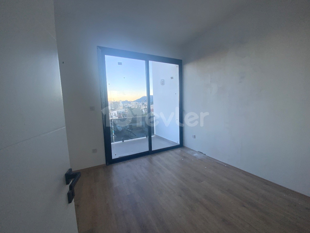 Kıbrıs Girne Merkez Satılık Sıfır Deniz Manzaralı 3+1 Daire ve Penthouse 