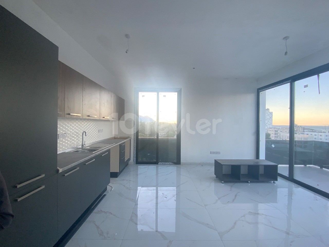 Kıbrıs Girne Merkez Satılık Sıfır Deniz Manzaralı 3+1 Daire ve Penthouse 