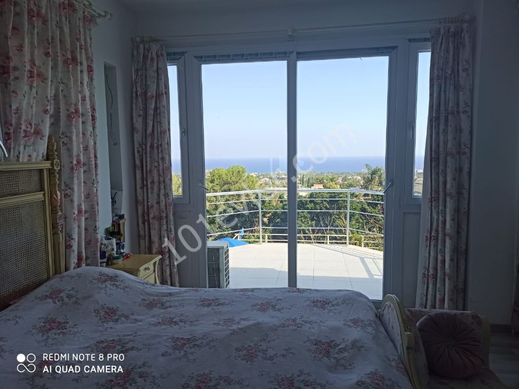 Girne Merkezde Satılık 4+1 Villa