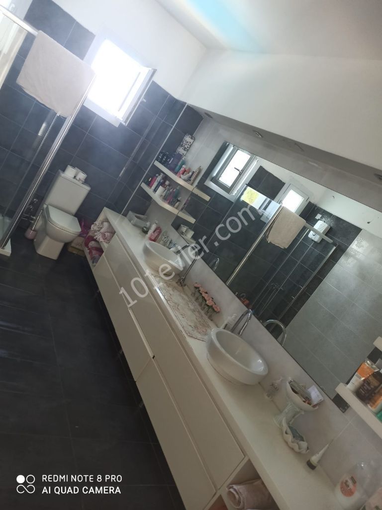 Girne Merkezde Satılık 4+1 Villa