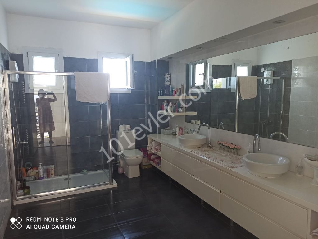 Girne Merkezde Satılık 4+1 Villa