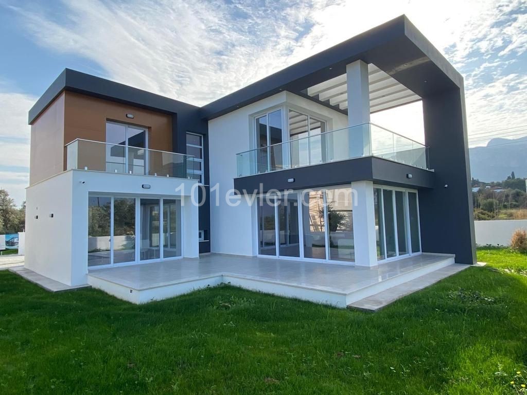 4 + 1 Villa Zum Verkauf In Chatalköy ** 