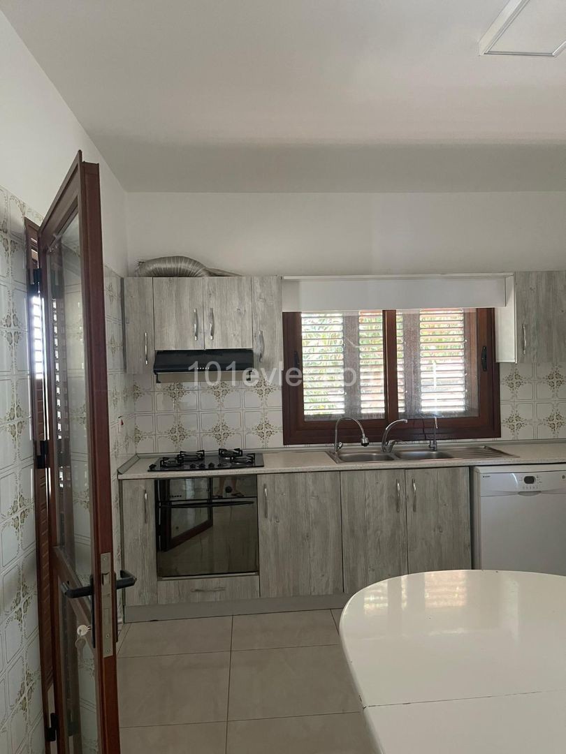 Karoğlanoğlu Bölgesinde 3+1 Kiralık Villa