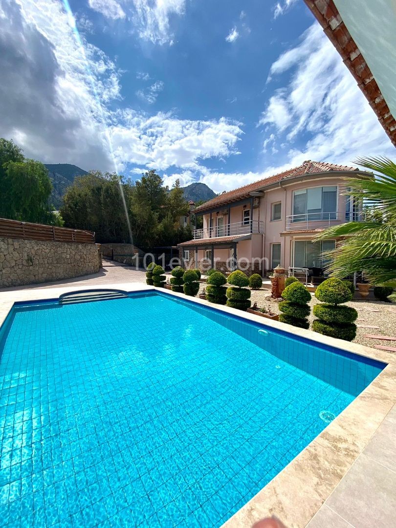 Bellapais Bölgesinde Satılık 4+1 Villa