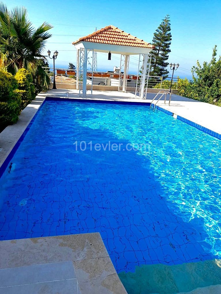 Bellapais Bölgesinde Satılık 4+1 Villa