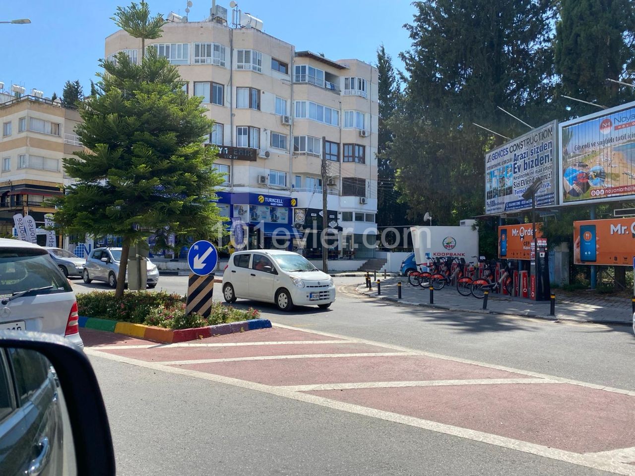 Lefkoşa Bölgesinde Kiralık  3 Katlı  Dükkan  