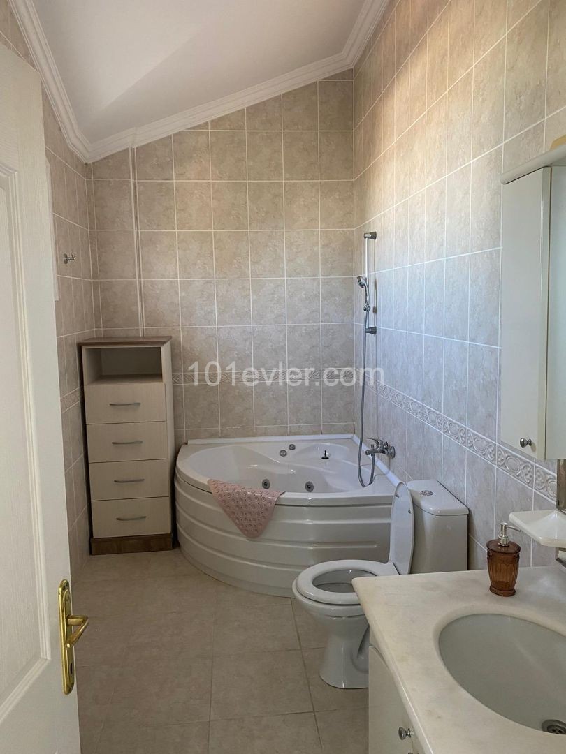 Alsancak Bölgesinde Kiralık  3+1  Lüks Villa