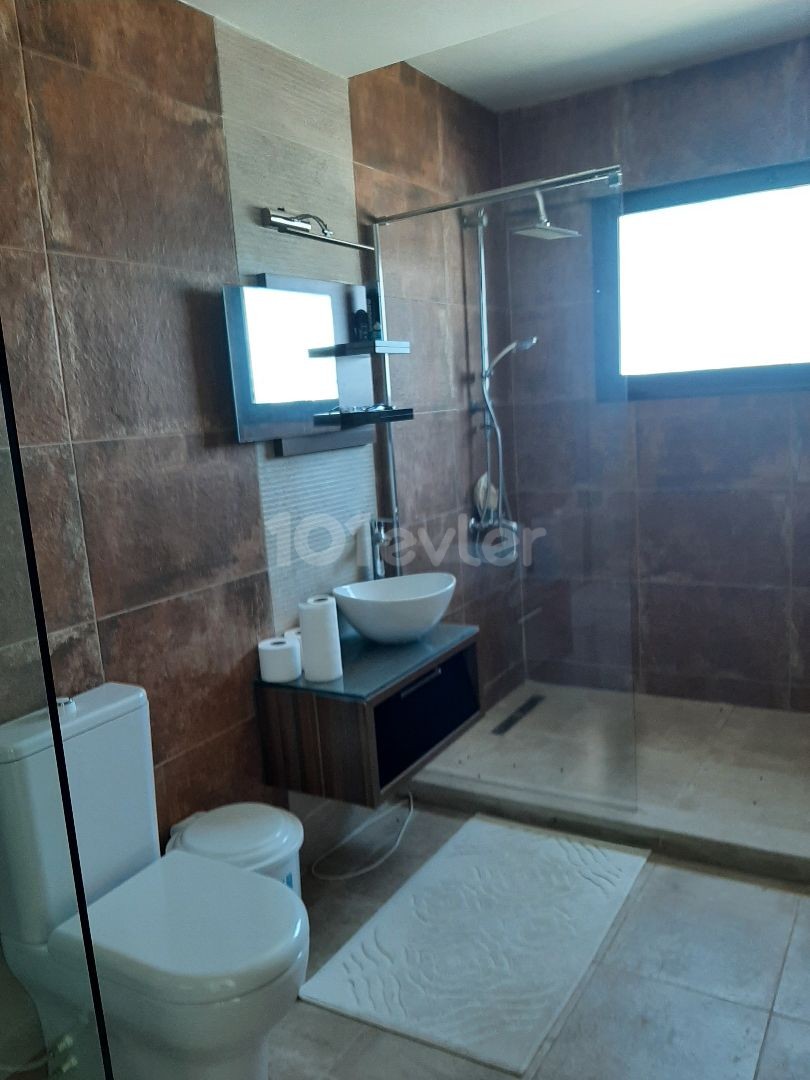 GİRNE MERKEZDE EŞSİZ MANZARALI ÖZEL HAVUZLU SATILIK 4+1 PENTHOUSE