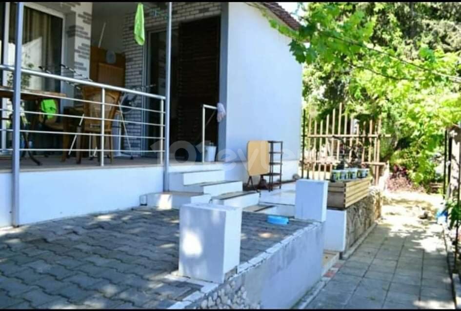 Erwünscht ist die Erstreckung.2+1 VOLL MÖBLIERTE GLEICHWERTIGE COB-FREIE WOHNUNG ZUM VERKAUF MIT GROßER TERRASSE IN KYRENIA KARAOGLANOGLU SEHR NAH AM MEER ** 