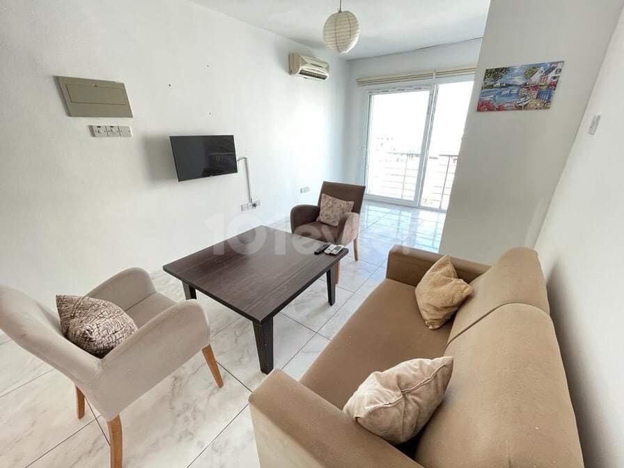 2+1 VOLL MÖBLIERTE PENTHOUSE-WOHNUNG ZUR MIETE MIT SEHR GROßER TERRASSE IN DER NÄHE VON KYRENIA ZENTRUM ** 